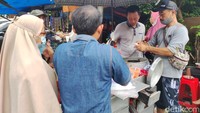 Berbeda dengan penjual bakso lain yang sudah berkeliling sejak siang hari, Mas Ipul justru baru menggelar dagangannya pada sore hari. Foto: detikFood/Devi S. Lestari