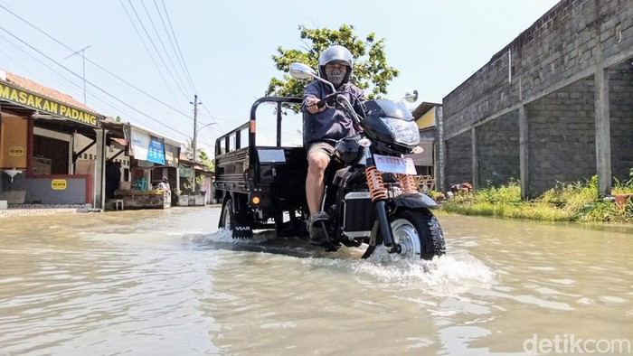 Banjir yang menggenang Purworejo, Jumat (18/3/2022).