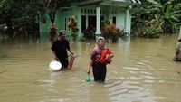 Warga membawa barang untuk mengungsi akibat banjir di Desa Nusadadi, Sumpiuh, Banyumas, Jateng (18/03/2022).