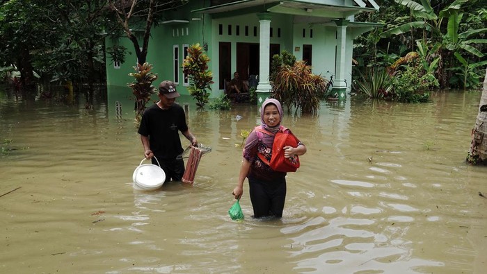 Banyumas Terendam Banjir, Begini Kondisinya Banjir merendam Desa Nusadadi, Sumpiuh, Banyumas, Jateng (18/03/2022). Sebagian warga mulai mengungsi.