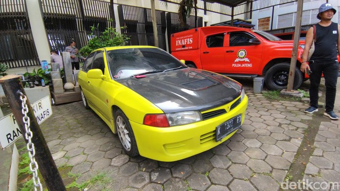 Mobil yang digunakan oleh pelaku pembunuhan di Semarang untuk membuang mayat Bidan Sweetha dan anaknya.