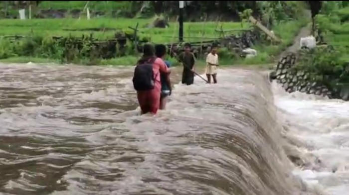 Bidan di Bone bertaruh nyawa seberangi banjir demi bantu warga melahirkan (Dok. Istimewa)