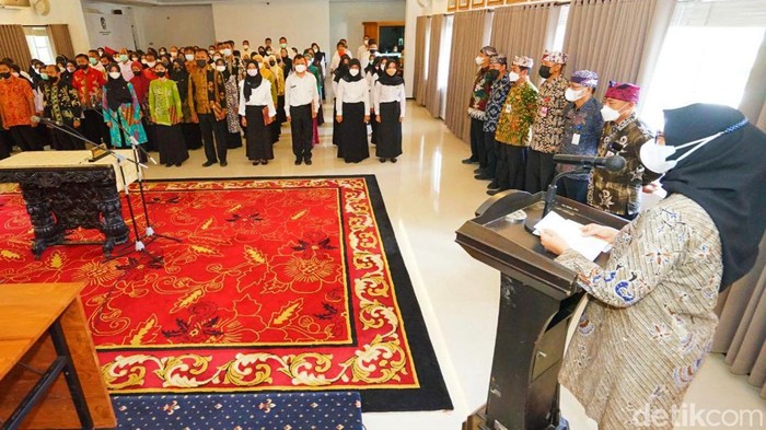 Bupati Banyuwangi Ipuk Fiestiandani saat melantik para pegawai yang lolos PPPK Pemkab Banyuwangi
