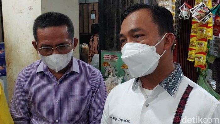 Bupati Batang Wihaji saat sidak minyak goreng curah di Pasar Induk Batang, Jumat  (18/3/2022).