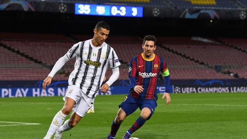 BARCELONA, SPAIN - DECEMBER 08: Cristiano Ronaldo of Juventus F.C. is put under pressure by Lionel Messi of Barcelona during the UEFA Champions League Group G stage match between FC Barcelona and Juventus at Camp Nou on December 08, 2020 in Barcelona, Spain. Sporting stadiums around Spain remain under strict restrictions due to the Coronavirus Pandemic as Government social distancing laws prohibit fans inside venues resulting in games being played behind closed doors. (Photo by David Ramos/Getty Images)