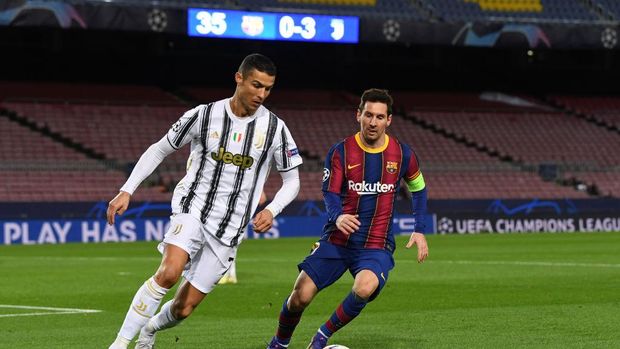 BARCELONA, SPAIN - DECEMBER 08: Cristiano Ronaldo of Juventus F.C. is put under pressure by Lionel Messi of Barcelona during the UEFA Champions League Group G stage match between FC Barcelona and Juventus at Camp Nou on December 08, 2020 in Barcelona, Spain. Sporting stadiums around Spain remain under strict restrictions due to the Coronavirus Pandemic as Government social distancing laws prohibit fans inside venues resulting in games being played behind closed doors. (Photo by David Ramos/Getty Images)