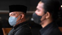 Terdakwa Ipda M Yusmin Ohorella (kiri) dan Briptu Fikri Ramadhan oleh Majelis Hakim PN Jakarta Selatan.