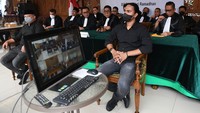 Majelis Hakim PN Jakarta Selatan memvonis bebas kedua terdakwa meski dakwaan primer jaksa terbukti, perbuatan terdakwa tidak dapat dikenai pidana karena masuk dalam kategori pembelaan terpaksa dan pembelaan terpaksa yang melampaui batas.