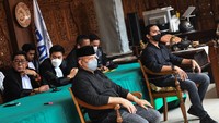 Dalam perkara ini, Ipda M Yusmin Ohorella (kiri) dan Briptu Fikri Ramadhan (kanan) didakwa melakukan pembunuhan dan penganiayaan yang menyebabkan kematian dalam kasus Km 50. Ada satu terdakwa lagi yaitu Ipda Elwira Priadi, tetapi yang bersangkutan meninggal dunia karena kecelakaan.