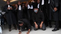 Briptu Fikri Ramadhan (kiri) dan Ipda M Yusmin Ohorella (kanan) melakukan sujud syukur seusai divonis bebas sidang putusan yang digelar secara virtual di Jakarta, Jumat (18/3/2022). 