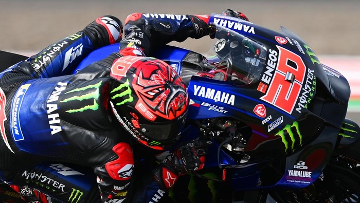 Pembalap Monster Energy Yamaha Fabio Quartararo memacu sepeda motornya saat sesi latihan bebas 2 MotoGP seri Pertamina Grand Prix of Indonesia 2022 di Pertamina Mandalika International Street Circuit, Lombok Tengah, NTB, Jumat (18/3/2022). Ajang balapan MotoGP seri kedua 2022 tersebut berlangsung pada 18-20 Maret 2022. ANTARA FOTO/Andika Wahyu/hp.