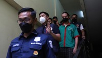 Namun Fauzan tampak sudah mengenakan baju tahanan. Foto: Palevi/detikcom