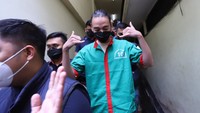 Fauzan tampak santai dibawa polisi menuju ruang pemeriksaan. Foto: Palevi/detikcom