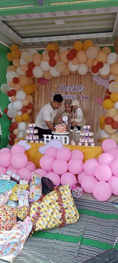 Foto saudara Ani yang sedang menggelar acara ulang tahun anaknya.