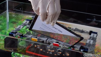 Galaxy A53 mengantongi sertifikat IP67 yang artinya tahan air di kedalaman 1 meter selama 30 menit, dan tahan debu. Foto: Adi Fida Rahman/detikINET