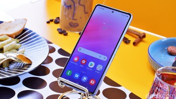 Samsung memberikan dukungan refresh rate 120Hz dan kecerahan tinggi sehingga tetap terang saat digunakan di bawah sinar Matahari yang terik.  Foto: Adi Fida Rahman/detikINET