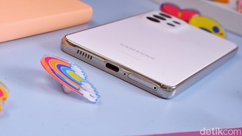 Baterainya berdaya tampung 5.000 mAh dengan pengisian cepat 25W. Foto: Adi Fida Rahman/detikINET