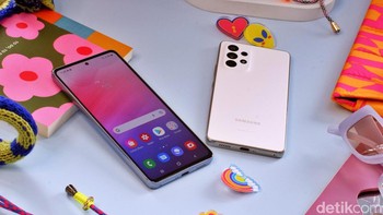 Di Indonesia, Galaxy A53 punya RAM 8 GB yang bisa ditambah dengan RAM virtual hingga 6 GB. Ada dua opsi memori internal, yakni 128 GB dan 256 GB. Semuanya dibekali dukungan microSD hingga 1 TB. Foto: Adi Fida Rahman/detikINET