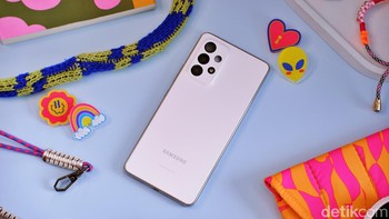 Dapur pacunya menggunakan chip Exynos 1280 yang memiliki fabrikasi 5 nm menjanjikan kinerja yang lebih ngebut. Foto: Adi Fida Rahman/detikINET