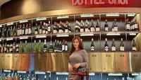 Untuk menikmati waktu senggangnya, Mahesa Putri hobi mengunjungi tempat-tempat yang unik dan mewah. Salah satunya adalah toko minuman alkohol yang memiliki rak berukuran sangat besar. Foto: Instagram/mahesaputriii_