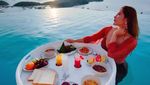 Cantiknya Aspri ke-22 Hotman Paris Saat Menikmati Floating Breakfast