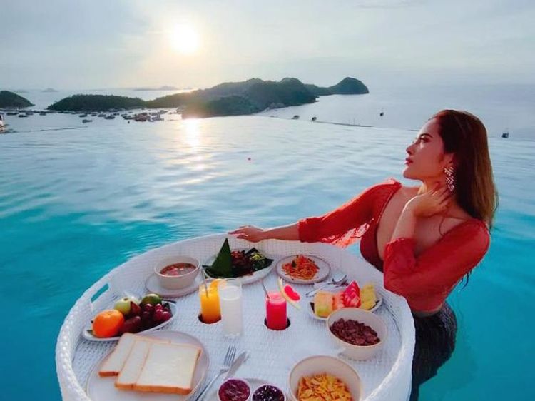 Cantiknya Aspri ke-22 Hotman Paris Saat Menikmati Floating Breakfast