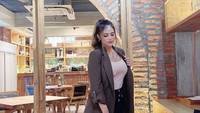 Perpaduan pakaian yang gelap dengan warna tas yang kontras menjadi gaya Mahesa Putri yang selalu tampak fashionable. Menyambangi sebuah restoran bertema kayu, dirinya tampil cantik saat berfoto sebelum masuk restoran. Foto: Instagram/mahesaputriii_