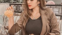 Menikmati makanan enak di restoran juga termasuk aktivitas yang digemarinya. Duduk menunggu makanan yang dipesannya datang, Mahesa Putri tampak cantik saat memegang bunga yang ada di atas meja makan restoran. Foto: Instagram/mahesaputriii_