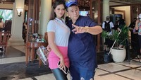 Hotman Paris masih terus menambah asisten pribadi untuk menemaninya. Kali ini, Hotman Paris baru saja meresmikan aspri ke-22 untuk menemaninya bermain golf. Foto: Instagram/mahesaputriii_