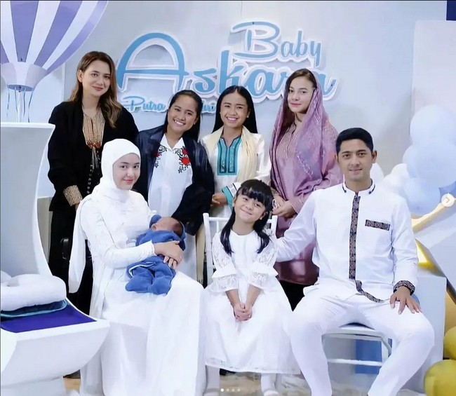 Selain foto bersama keluarga, Andin dan Aldebaran juga berfoto dengan Michi, Jessica, Mirna dan Kiki yang selalu memberikan support untuk keluarga Alfahri.  Foto: Dok. Instagram @ikatancintaofficialrcti7.
