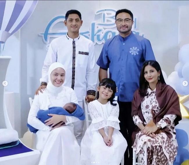 Dalam momen akikah Askara, Amanda Manopo duduk bersanding dengan Ariqa Farikha Shakila (Reyna) didampini oleh Arya Saloka, Surya Saputra (Surya Lesmana), dan Natasha Dewanti (Sarah Aurelia). Foto: Dok. Instagram @ikatancintaofficialrcti7.