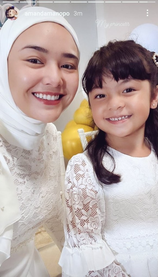 Melalui Instagram Story, Amanda pamer foto selfie dengan Reyna yang dikisahkan sebagai anak pertamanya. Amanda Manopo yang tampil berbeda dengan busana muslim, langsung mendapatkan banjir pujian dari warganet terutama fansnya. Foto: Dok. Instagram @amandamanopo.