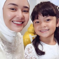 Melalui Instagram Story, Amanda pamer foto selfie dengan Reyna yang dikisahkan sebagai anak pertamanya. Amanda Manopo yang tampil berbeda dengan busana muslim, langsung mendapatkan banjir pujian dari warganet terutama fansnya. Foto: Dok. Instagram @amandamanopo.
