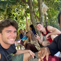 Selama di Lombok, para pembalap yang akan berlaga di Mandalika bertemu dan berinteraksi dengan para warga lokal. Tak jarang mereka mengabadikan momen dengan mereka, seperti Izan Guevara yang hangout di bawah pohon ini. Fans pun bisa melihat gaya kasual pembalap Spanyol tampan tersebut saat sedang di luar sirkuit. Foto: Instagram