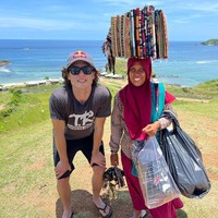 Ia bahkan ingin ikut mencoba membawa tumpukan kain itu kepalanya. Beautiful place, great people! tulis pembalap AS itu. Foto: Instagram