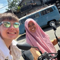 Berbeda dengan rekan-rekannya, Barry Baltus malah ingin merasakan dibonceng. Entah bagaimana atlet asal Belgia itu bisa mendapat private drivevr seorang wanita muda berkerudung.  Foto: Instagram