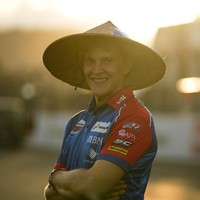 Begini gaya melokal Gabriel Rodrigo menjelang balapan di Sirkuit Mandalika. Topi caping ternyata cocok dipadukan dengan baju balapnya. Foto: Instagram