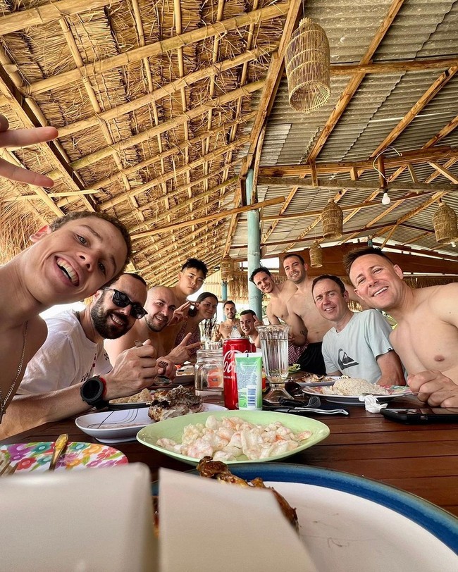 Makan ikan bakar adalah hal yang tidak boleh dilewatkan di Lombok. Pembalap Jepang Ryusei Yamanaka pun menghabiskan waktu bersama rekan-rekan untuk bersantap nasi hingga kerupuk. Di suasana Lombok yang panas, ia pun memilih topless.Foto: Instagram