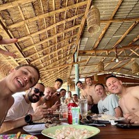 Makan ikan bakar adalah hal yang tidak boleh dilewatkan di Lombok. Pembalap Jepang Ryusei Yamanaka pun menghabiskan waktu bersama rekan-rekan untuk bersantap nasi hingga kerupuk. Di suasana Lombok yang panas, ia pun memilih topless.Foto: Instagram