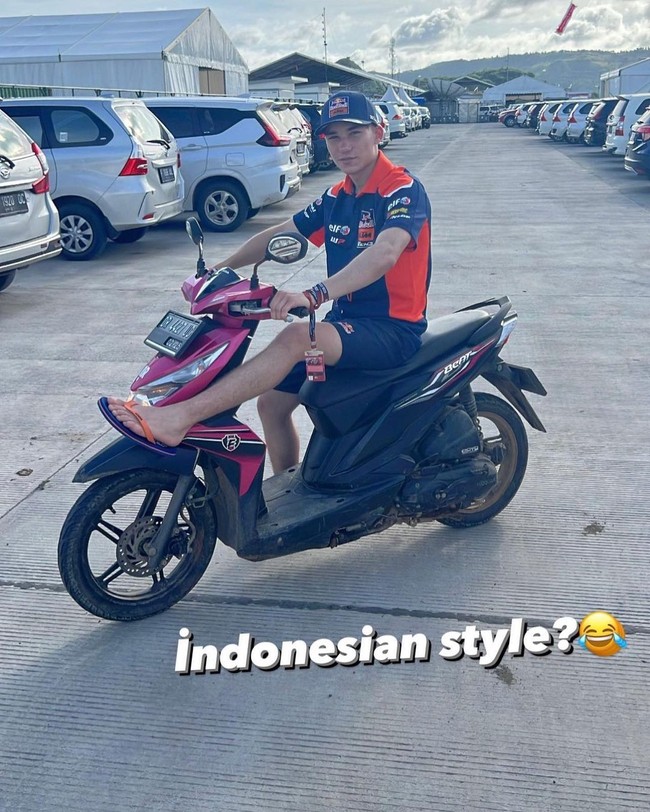 Cukup banyak pembalap Moto GP yang terkejut dengan kebiasaa orang Indonesia mengendari motor. Pembalap Turki Deniz Oncu pun menampilkan gaya melokalnya saat mencoba menaiki motor matic yang banyak dijumpai di sini.Foto: Instagram