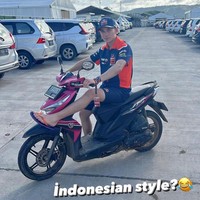 Cukup banyak pembalap Moto GP yang terkejut dengan kebiasaa orang Indonesia mengendari motor. Pembalap Turki Deniz Oncu pun menampilkan gaya melokalnya saat mencoba menaiki motor matic yang banyak dijumpai di sini.Foto: Instagram