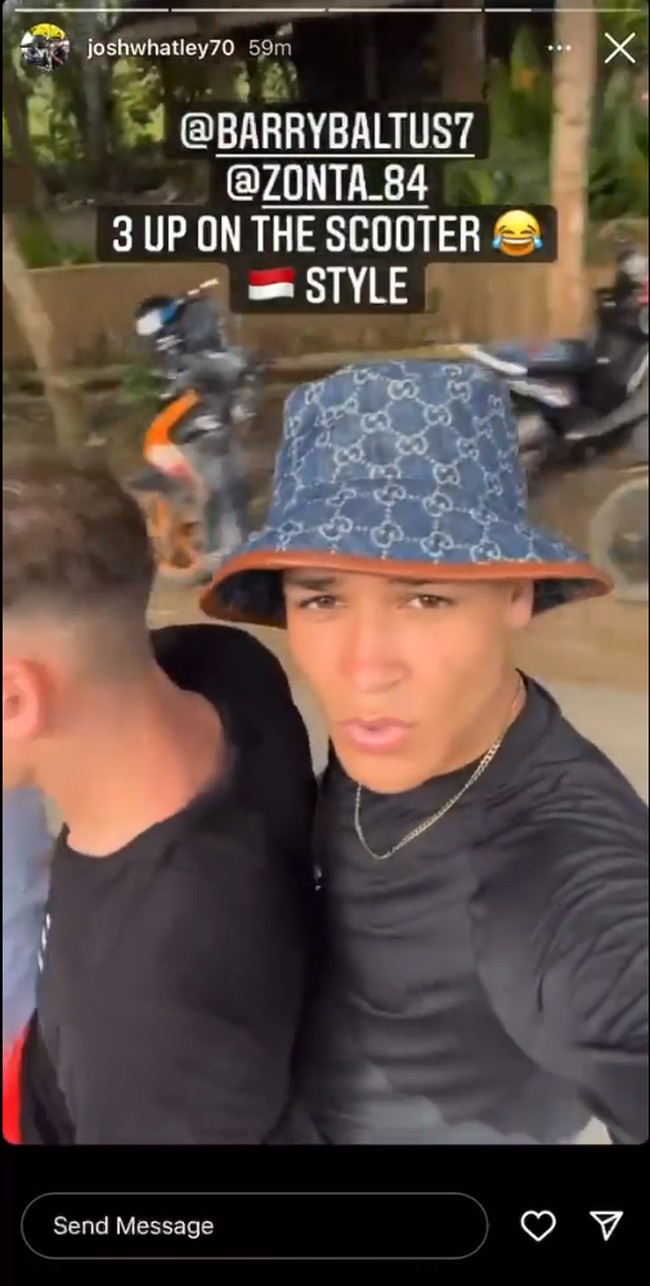 Pembalap lain yang meniru gaya bermotor warga lokal adalah Josh Whatley. Ia melakukan hal yang sering kali dilakukan para remaja usianya di Indonesia yakni naik motor tarik tiga. Mengenakan topi Gucci, remaja 16 tahun itu memamerkan momen langka itu.Foto: Instagram