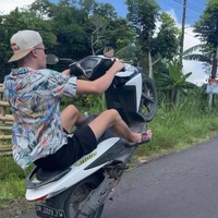 Filip Salac asal Ceko juga tidak ingin ketinggalan mencoba motor di Indonesia. Lihat gayanya yang pakai kemeja pantai dan celana pendek membuat motor matic terbang bak motor balap. Foto: Instagram