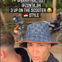 Pembalap lain yang meniru gaya bermotor warga lokal adalah Josh Whatley. Ia melakukan hal yang sering kali dilakukan para remaja usianya di Indonesia yakni naik motor tarik tiga. Mengenakan topi Gucci, remaja 16 tahun itu memamerkan momen langka itu.Foto: Instagram