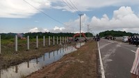 Meski berada dalam kondisi status quo, PT SMP telah dengan sengaja melakukan aktifitas dan membangun pagar beton di lokasi. Tindakan ini memicu protes dari PT BCM atas tindakan PT SMP tersebut.