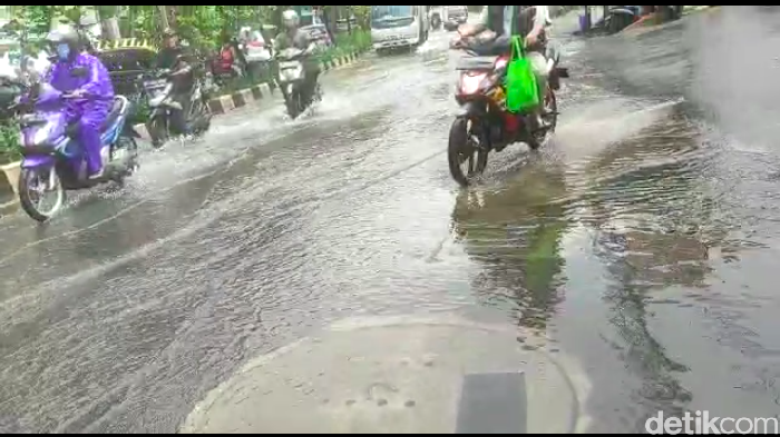 Genangan di sumur resapan Jl Karang Tengah Raya, Jaksel, 17 Maret 2022. (Fuad Fariz/detikcom)