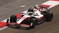 Pemutusan kontrak dengan Uralkali di tengah perang Rusia-Ukraina membuat motif bendera Rusia hilang dari mobil Haas F1 VF-22. Livery mobil kini didominasi warna putih, dengan tambahan warna merah di garis samping dan juga wing depan. Nikita Mazepin dicoret, dan Kevin Magnussen dipanggil kembali untuk berduet dengan Mick Schumacher. Foto: Getty Images/Lars Baron