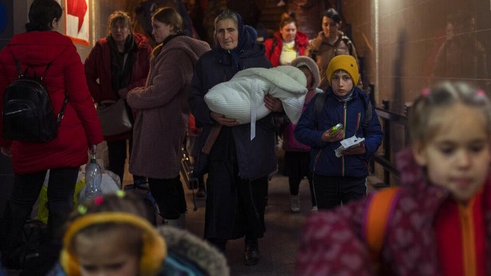 Hampir 2 Juta Pengungsi Ukraina Lari ke Polandia Badan PBB untuk pengungsi (UNHCR) mencatat lebih dari 3 juta orang mengungsi dari Ukraina imbas dari serangan Rusia. Mayoritas mengungsi ke negara tetangga terdekat mereka, Polandia.