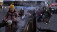 Dikutip dari CNN, sekitar 593.000 orang atau 31 persen pengungsi tersebut memasuki Polandia dengan menggunakan mobil pribadi. (AP/Petros Giannakouris) 