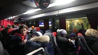 Lalu sekitar 440.000 orang atau 23 persen, masuk dengan bus. (AP/Czarek Sokolowski) 